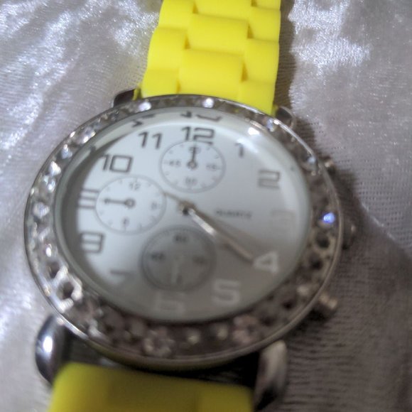 WOMEN\'S YELLOW BEZEL SILICONE YELLOW WATCH (DO NOT COME WITH BATTERIES) main image 10